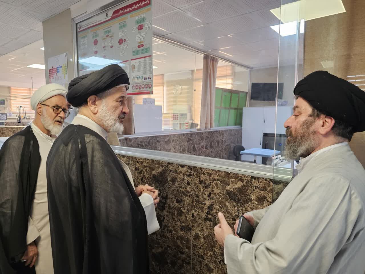 رئیس دفتر رهبری و نماینده رئیس‌جمهور از آیت‌الله شبیری زنجانی عیادت کردند